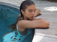 Carmella Rose na basenie w stroju kąpielowym